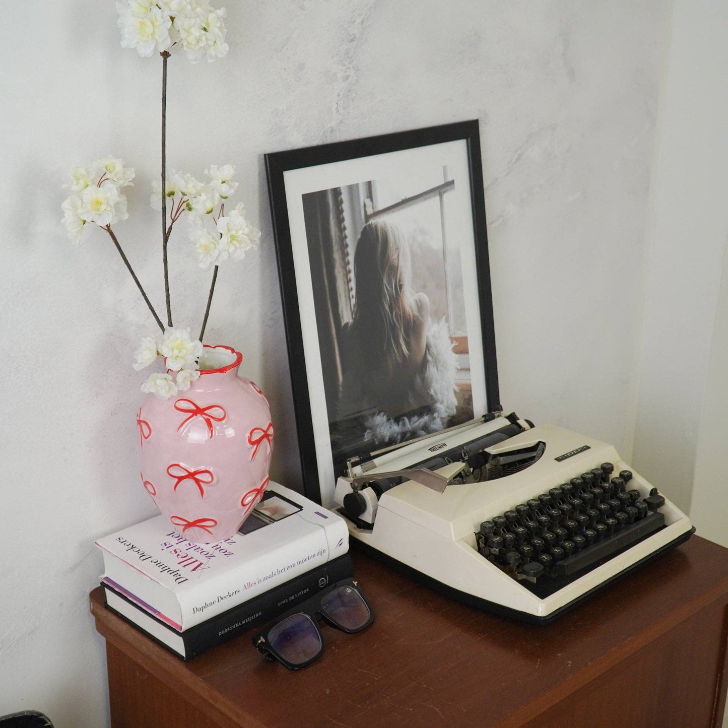 Vaso Rosa com Laços Vermelhos