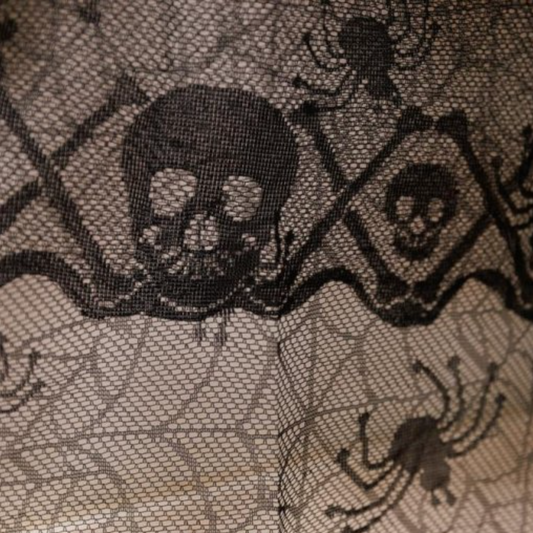 Toalha Preta com Aranhas e Caveiras