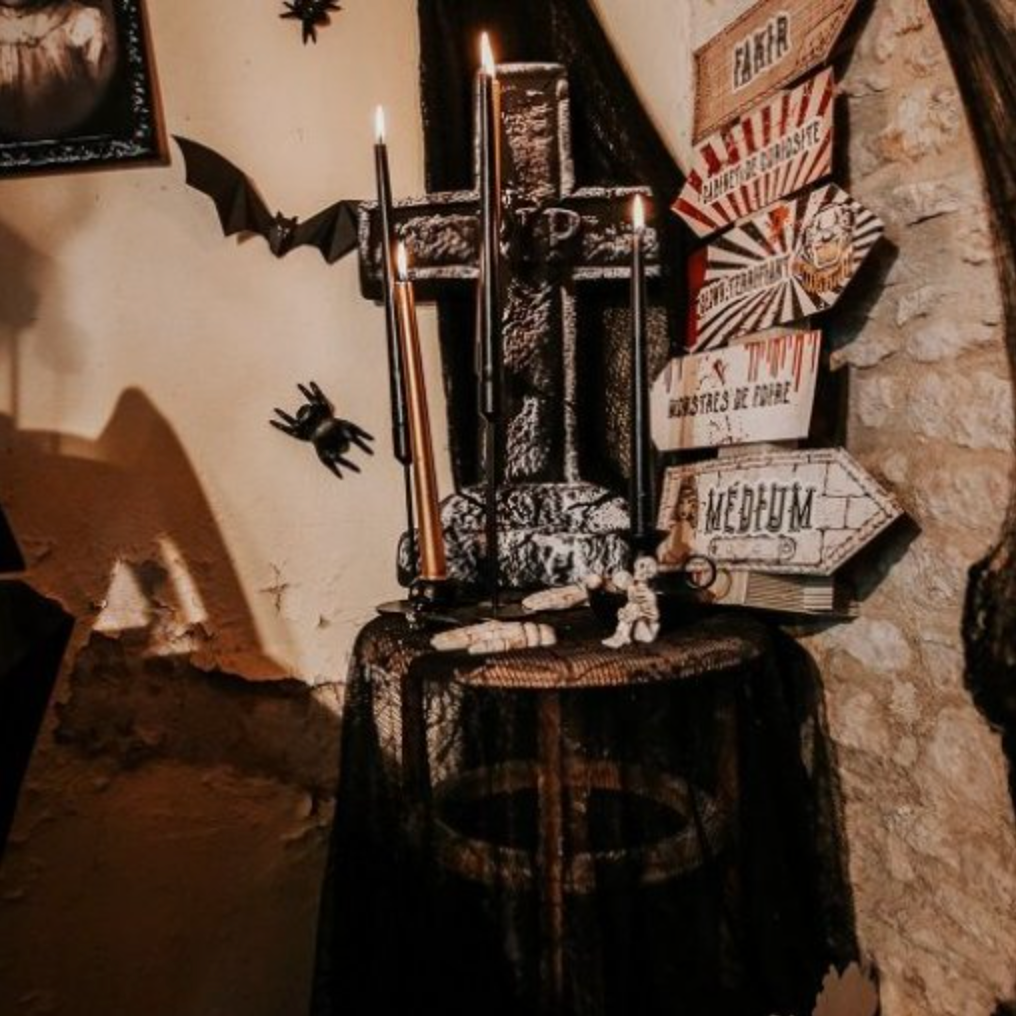 Toalha Preta com Aranhas e Caveiras