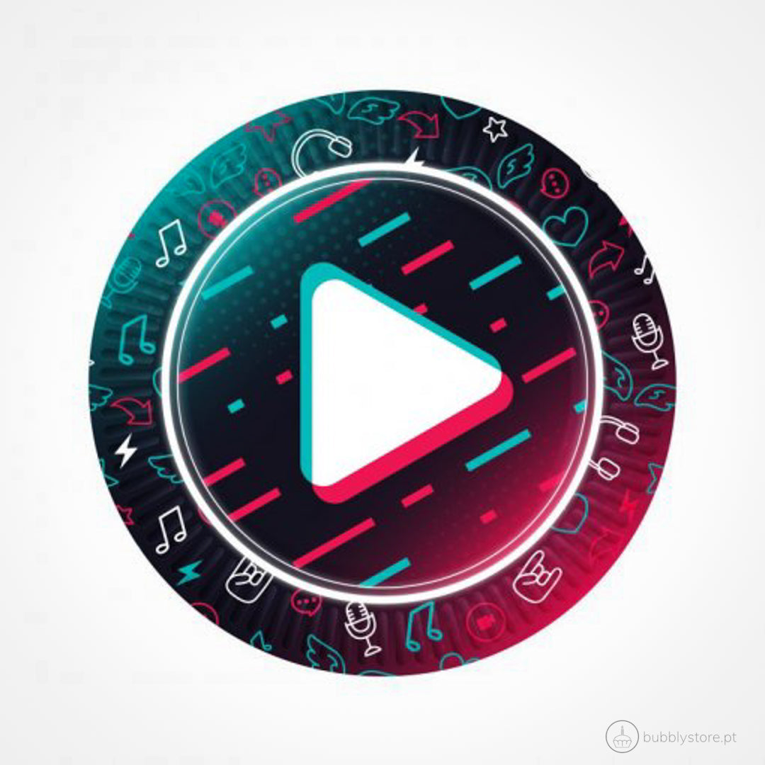 Pratos da temática Tik Tok, com 23 cm de diâmetro. Disponíveis em conjuntos de 8 unidades.