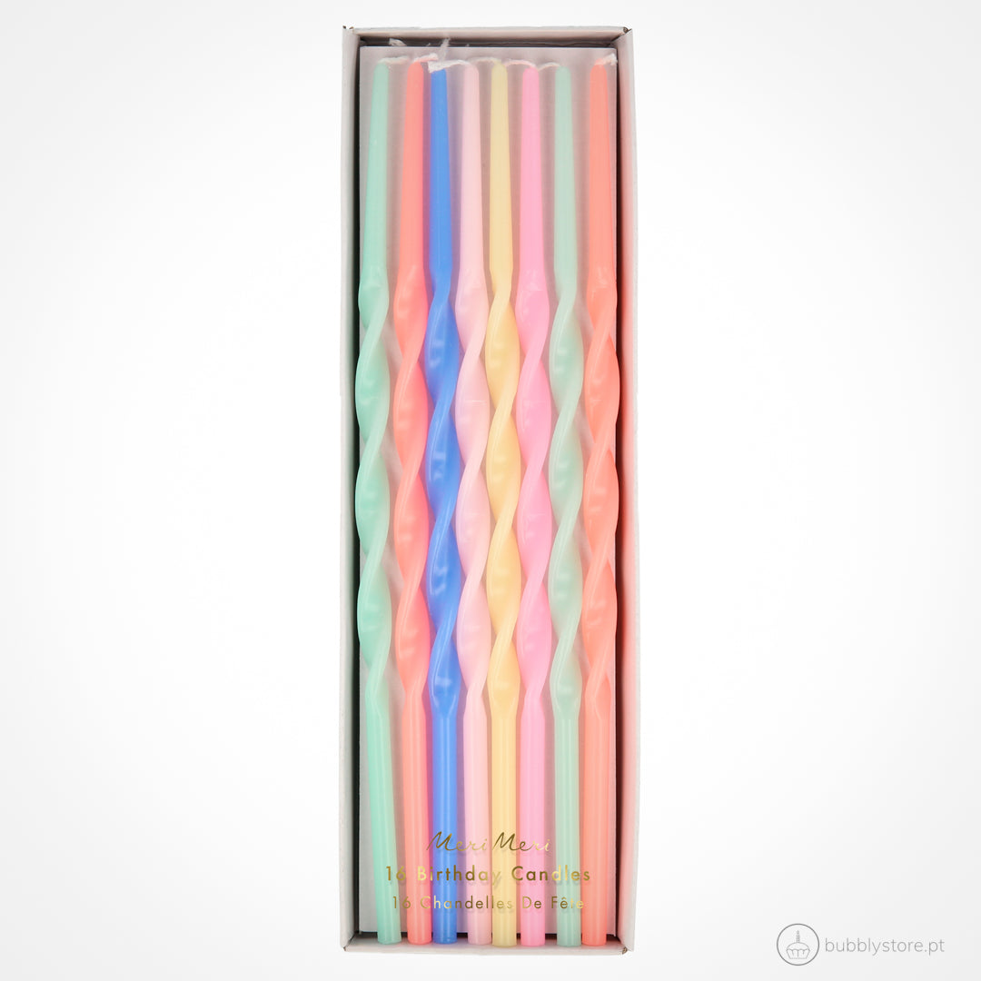 Velas de aniversário altas torcidas em 6 cores diferentes, com altura 17,8cm.
Cada embalagem contém 16 unidades.
