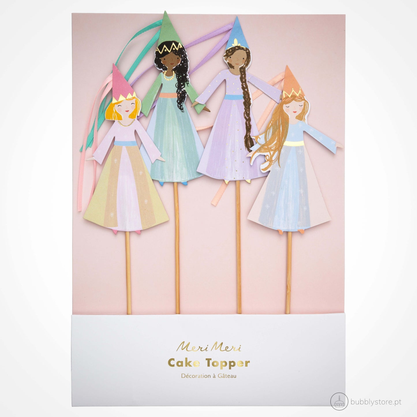 Topo de Bolo da temática Princesas, com a medida de 17,8 x 25,4 x 0,6 cm. Cada embalagem é composta por 4 unidades.