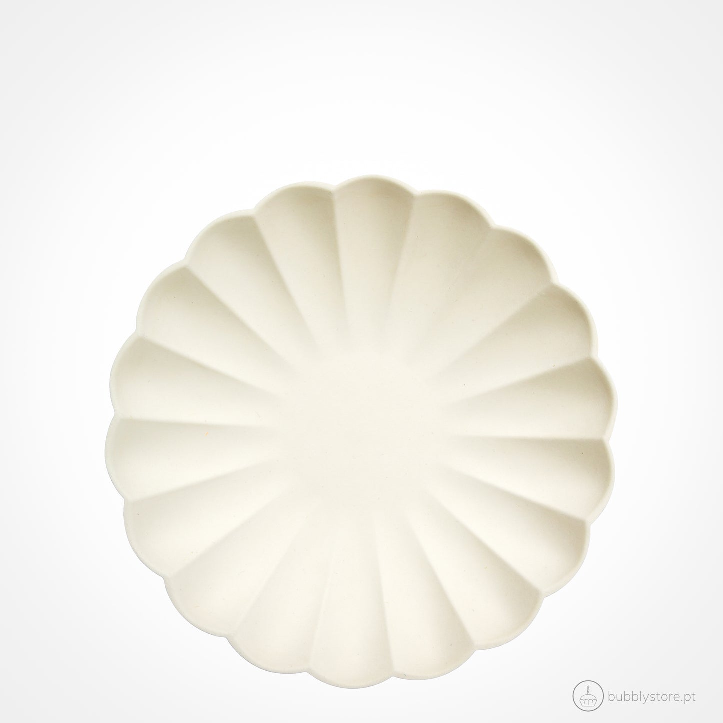 Pratos creme em bambu , com a medida de 19,1 x 19,1 cm. Disponíveis em conjuntos de 8 unidades.