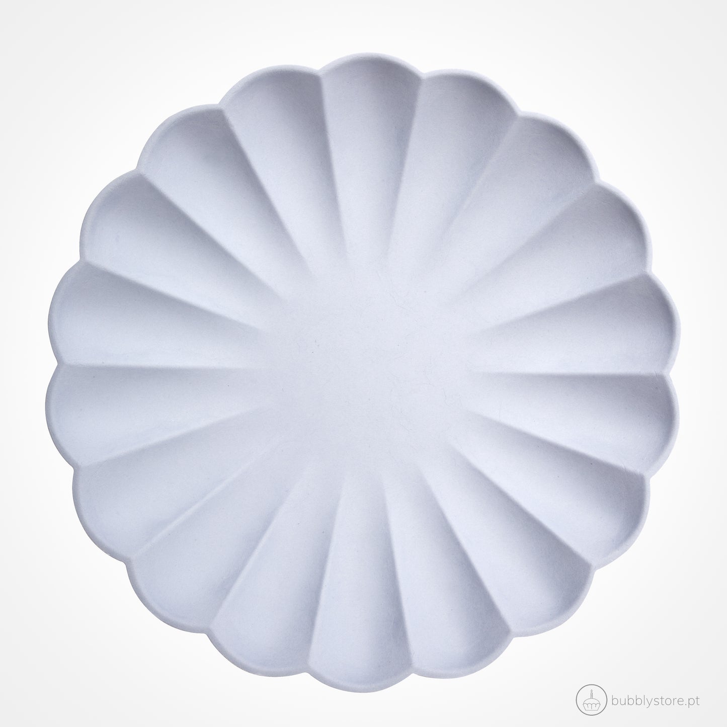 Pratos lilás em bambu, com a medida de 241 x 241 x 6 mm. Disponíveis em conjuntos de 8 unidades.