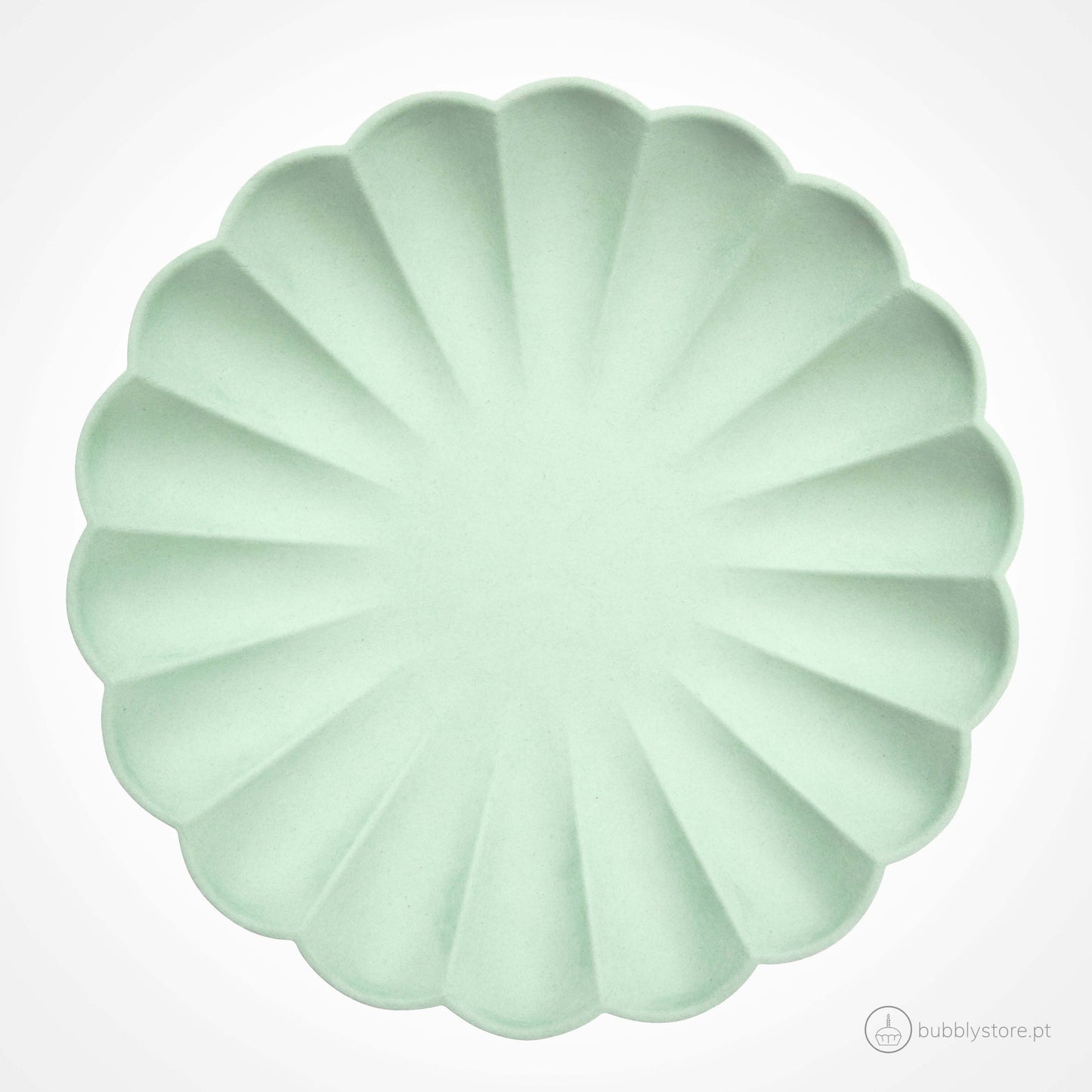 Pratos verde menta em bambu, com a medida de 241 x 241 x 6 mm. Disponíveis em conjuntos de 8 unidades.