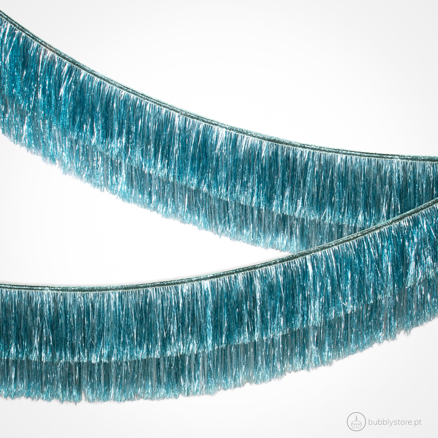 Grinalda com franjas azuis. A grinalda mede 1,8m e o fio tem um comprimento total de 3m.