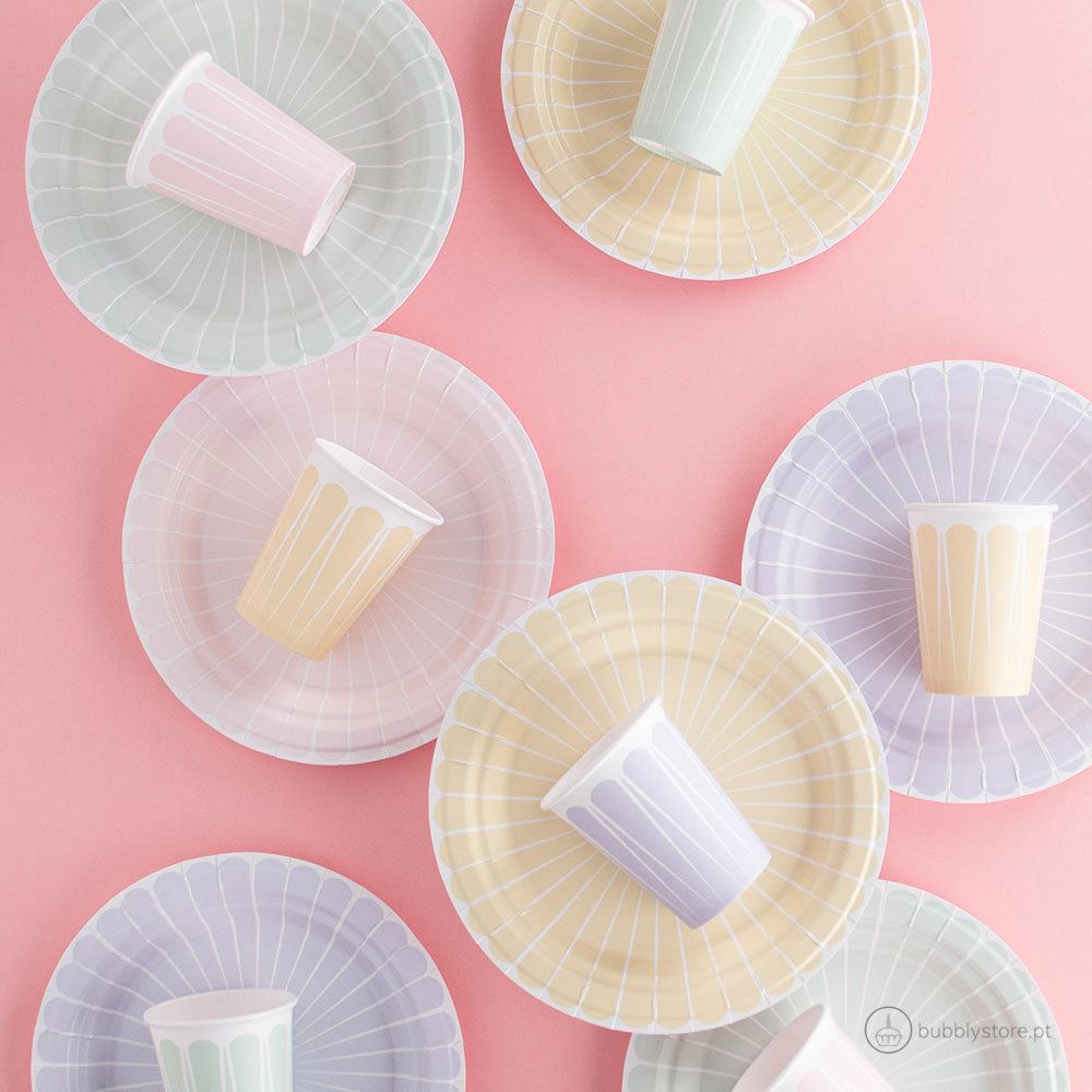 Platos de mezcla de colores pastel