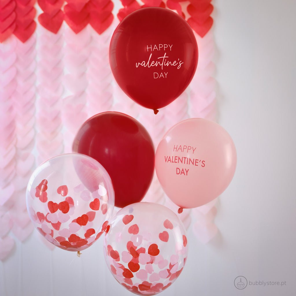 Conjunto de balões dia dos namorados, com a medida de 30 cm.
Cada embalagem contém 5 balões, 2 com confetis, 2 com a impressão Happy Valentine`s Day e 1 liso.