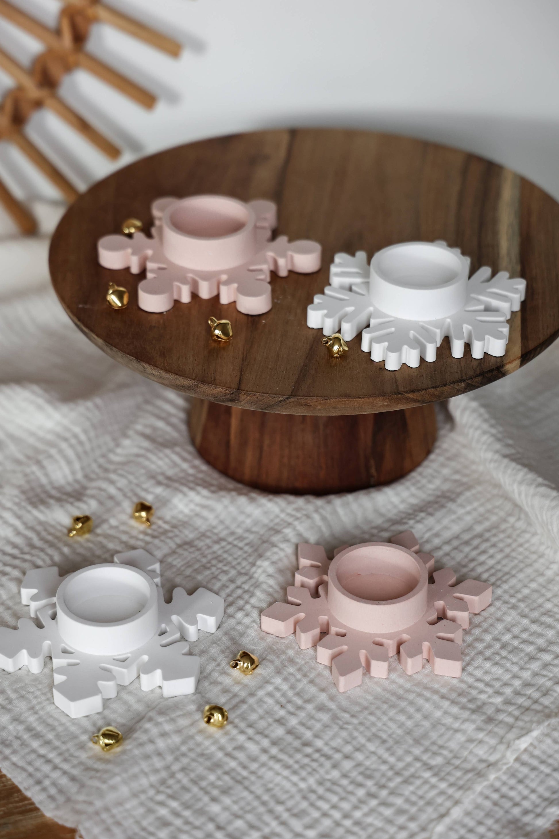 Porta-velas em forma de floco de neve em cerâmica.