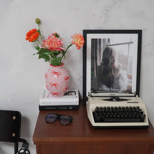 Vaso Rosa com Laços Vermelhos