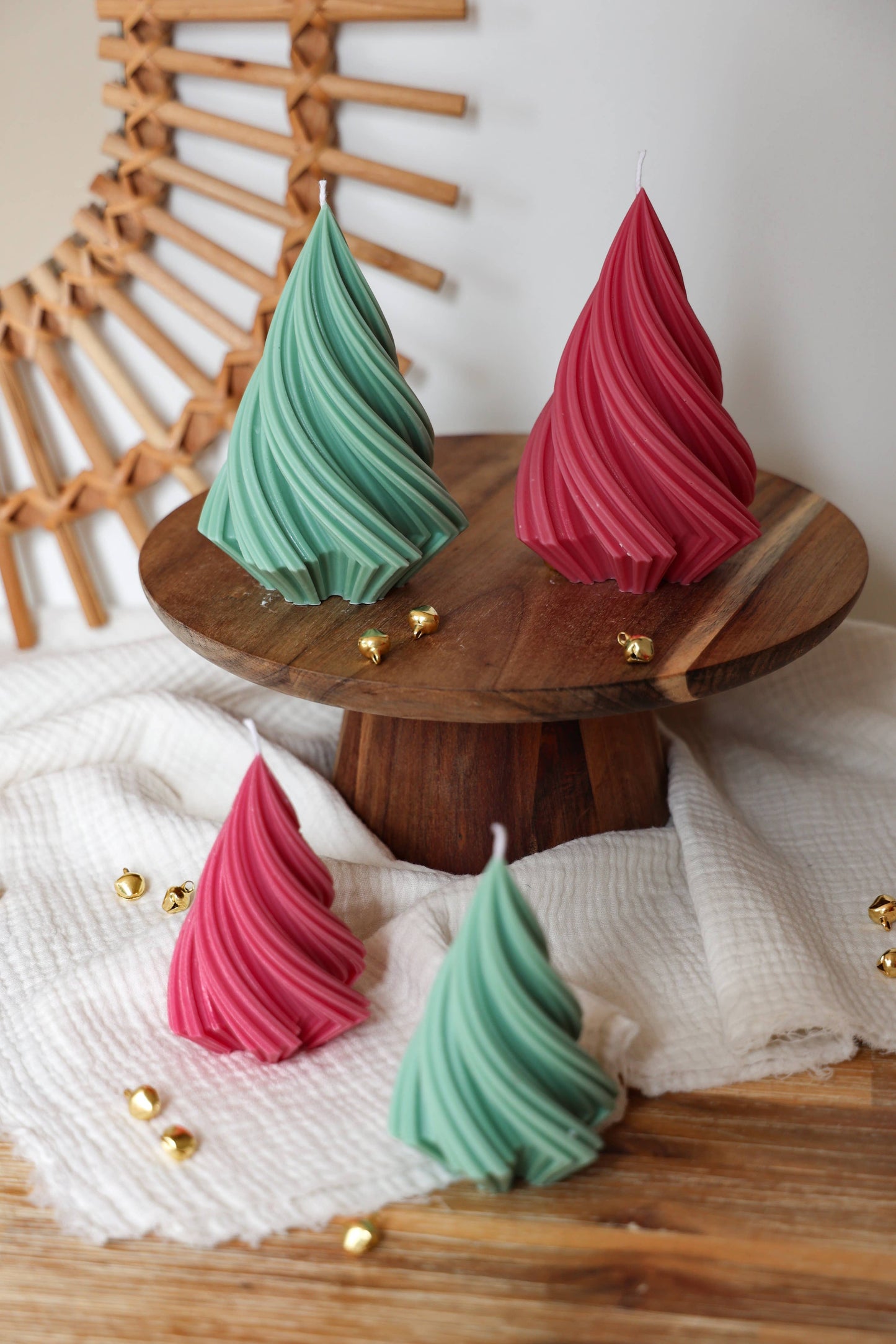 Vela em forma de árvore de Natal em cera vegetal sobre base de madeira.