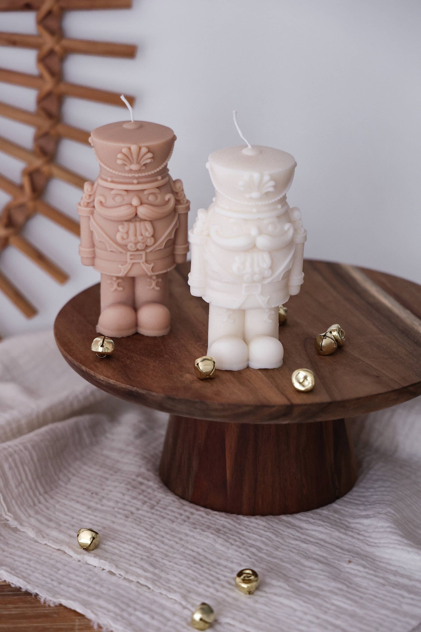 Vela artesanal em forma de Quebra-Nozes fotografada em ambiente natalício.