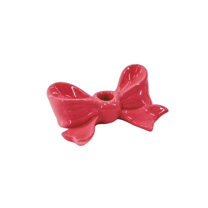 Castiçal vermelho em cerâmica em forma de laço decorativo.