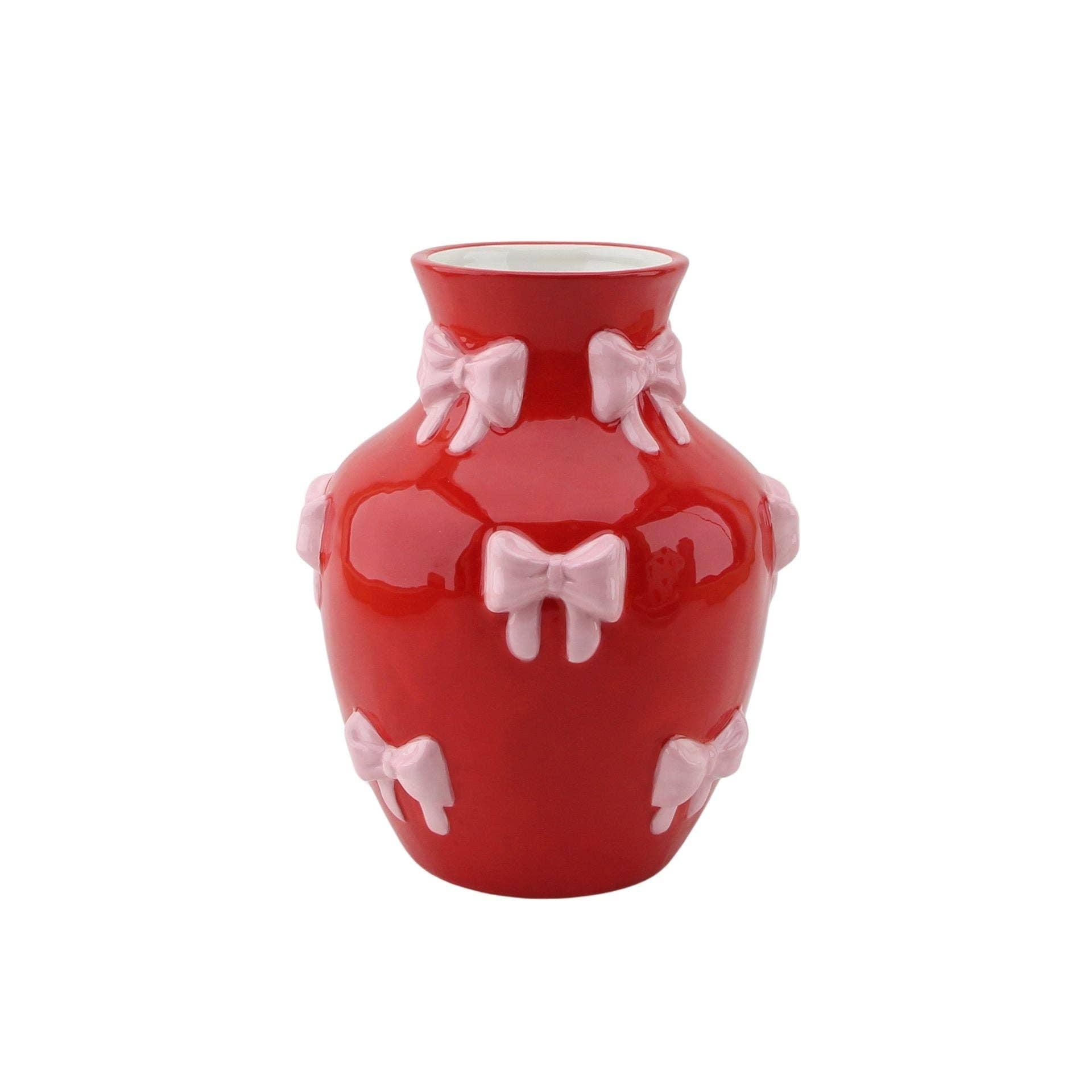 Vaso vermelho alto com laços rosa decorativos.
