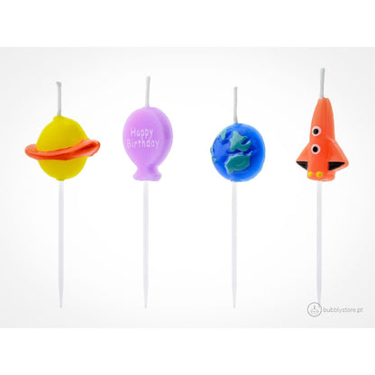 Velas de aniversário da temática Espaço, com mistura de cores e desenhos, com altura 2cm. Cada embalagem contém 4 unidades.