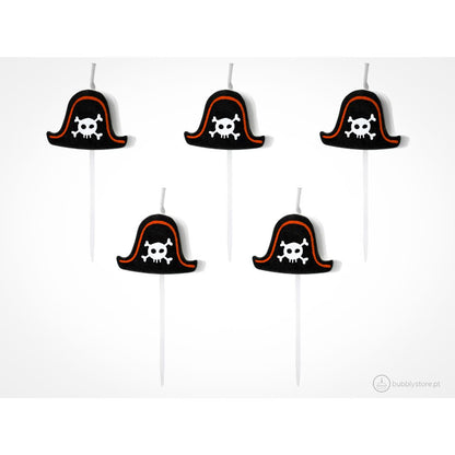 Velas de aniversário em forma de Chapéu de Pirata, com altura 2cm. Cada embalagem contém 5 unidades.