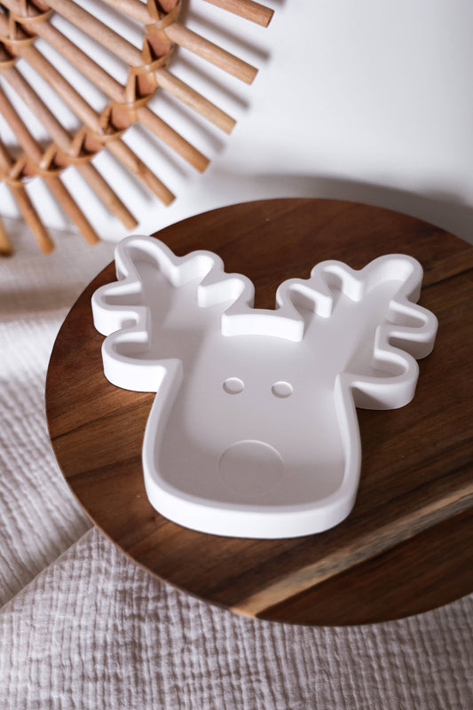 Tabuleiro em cerâmica em forma de rena utilizado como peça decorativa.