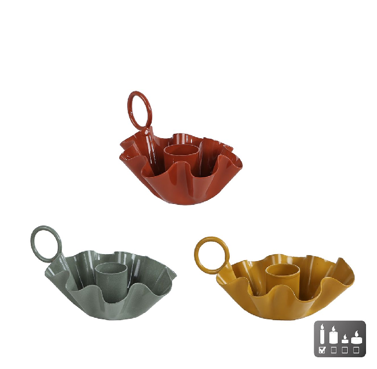 Candelabro de metal Naomi com formato ondulado e argola lateral.