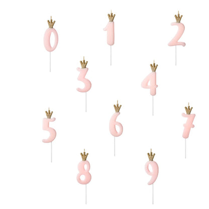 Vela de número rosa com coroa dourada, com altura de 9,5cm.
Cada embalagem contém 1 unidade.