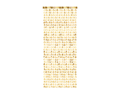 Cortina decorativa com formas de árvores de natal douradas, com a medida de 100 x 245 centímetros.