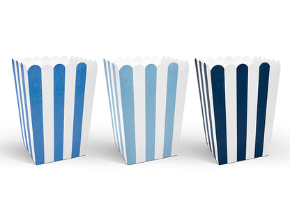 Caixas de pipocas com riscas em 3 tons de azul diferentes, com a medida de 7,5 x 12,5cm.
Cada embalagem contém 6 unidades.