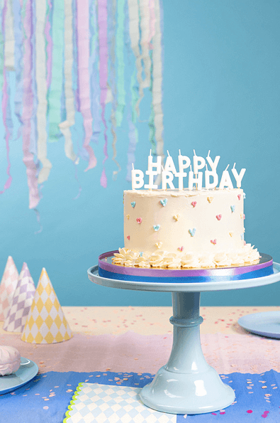 Velas blancas de feliz cumpleaños