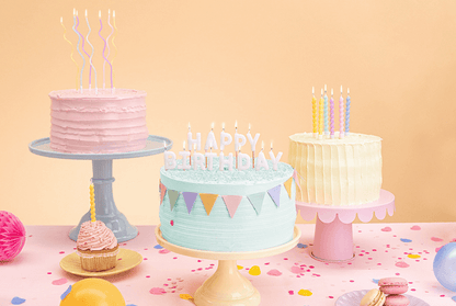 Velas blancas de feliz cumpleaños