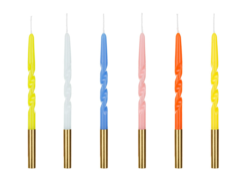 Velas coloridas com altura de 14cm.
Cada embalagem contém 6 unidades de cores diferentes.