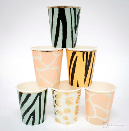 Copos com estampa safari, com a capacidades de 256ml.
Cada embalagem contém 8 unidades com 4 designs diferentes.