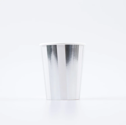 Copos com riscas prateadas e brancas, com a capacidade de 256ml.
Cada embalagem contém 8 unidades.