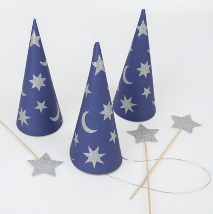 Conjunto de chapéus e varinhas mágicas em azul / prateado. Festas de Harry Potter.
Cada embalagem contém 6 unidades.