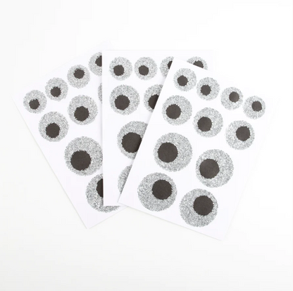 Decorações de Halloween autocolantes em forma de olhos com glitter.
Cada embalagem contém 8 folhas  ou ar.