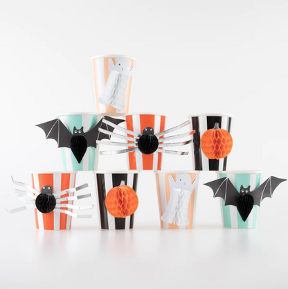 Copos da temática Halloween, com a capacidade de 256ml.
Cada embalagem contém 8 unidades com 4 designs diferentes.