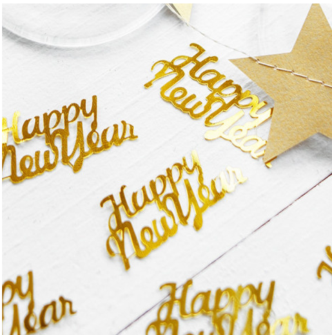 Confetis para festa de ano novo / passagem de ano com a inscrição "Happy New Year" em dourado.