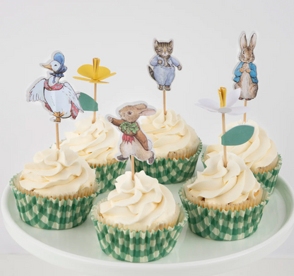 Conjunto para 24 Cupcakes da temática Peter Rabbit.
Cada embalagem é composta por 24 formas e 24 toppers com 6 designs diferentes.