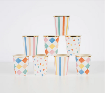 Copos coloridos em 3 designs diferentes, com a capacidade de 256ml.
Cada embalagem contém 8 unidades.