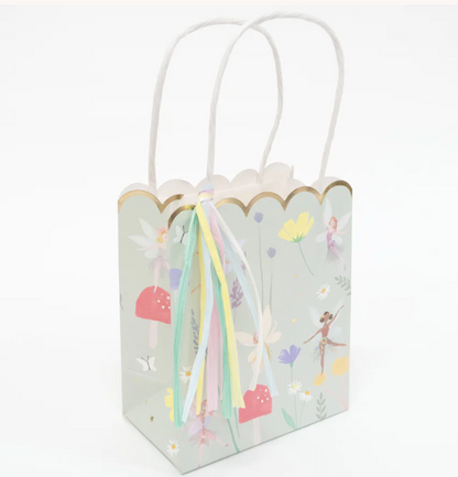 Sacos para doces ou brindes da temática Fadas, com a medida de 12,7 x 15,2 x 7,6cm.
Cada embalagem contém 8 unidades.