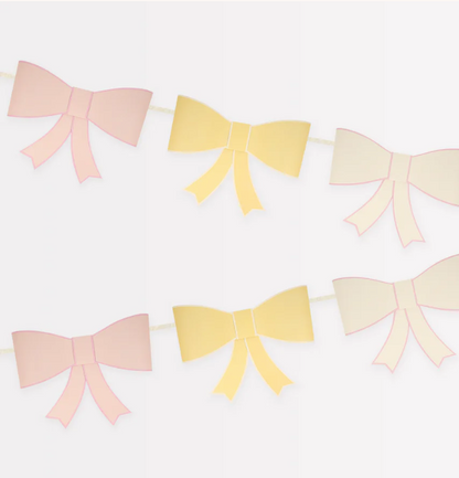 Grinalda de laços em papel marfim, pêssego e amarelo, com a medida de 2,4cm.
Necessita de montagem simples, inclui instruções.