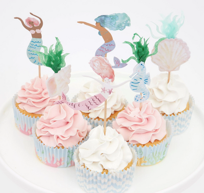 Conjunto para 24 Cupcakes da temática das Sereias. Cada embalagem é composta por 24 formas e 24 toppers com 4 designs diferentes.