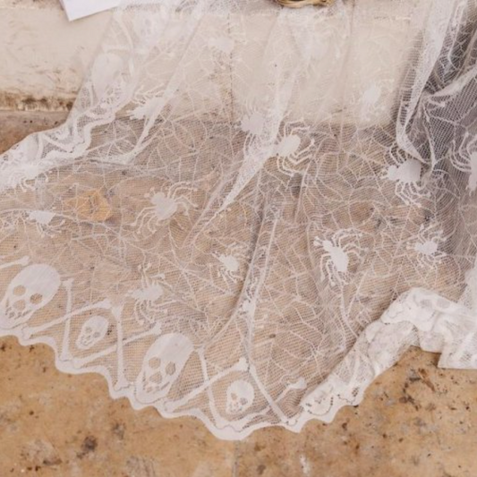 Toalha Branca com Aranhas e Caveiras