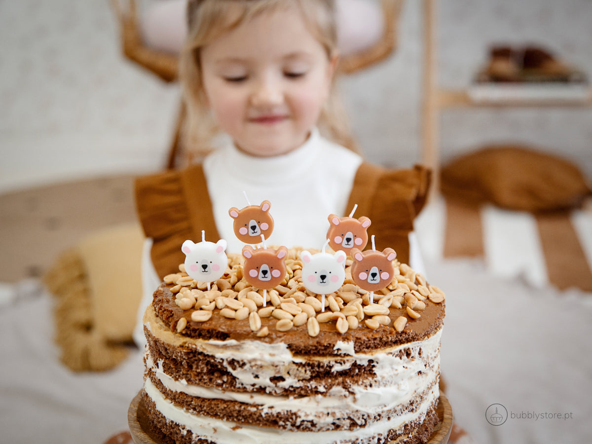 Bebé com bolo de primeiro aniversário