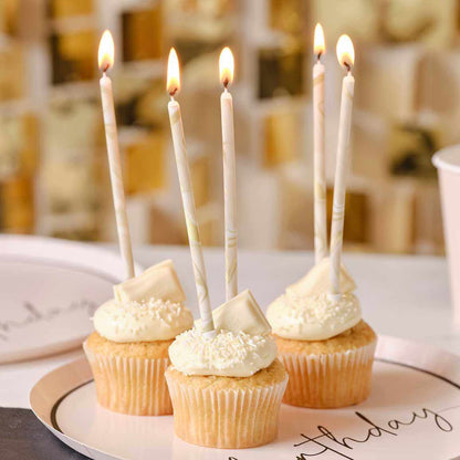 Velas de aniversário altas nude com estampa dourada, com altura de 18cm.
Cada embalagem contém 12 unidades.