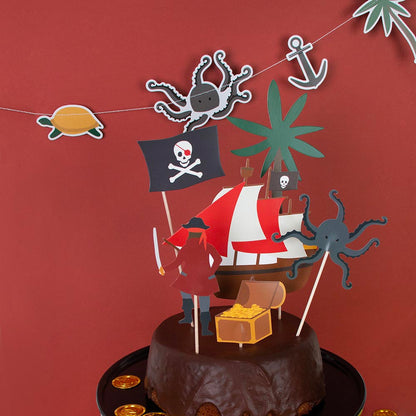 Topo de Bolo da temática Piratas, com altura de 27cm.
Cada embalagem contém 6 topos com designers diferentes.