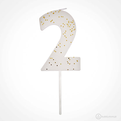 Velas de aniversário branca com mini confetis dourados, com altura 7,6cm. Cada embalagem contém 1 unidade.