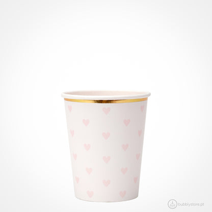 Copos com estampa de corações em 8 cores diferentes, com a capacidade de 256ml. Disponíveis em conjuntos de 8 unidades.