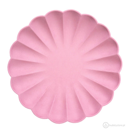 Pratos rosa escuro em bambu, com a medida de 241 x 241 x 6 mm.
Cada embalagem contém 8 unidades.
