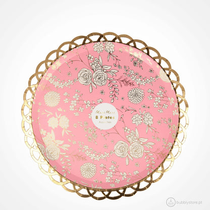Pratos com estampa floral com 4 cores diferentes e rebordo dourado , com a medida de 229 x 229 mm. Disponíveis em conjuntos de 8 unidades.