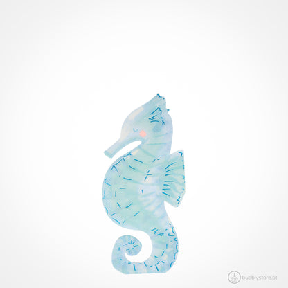 Guardanapos em formato de Cavalo Marinho,com a medida de 8,9 x 19,7 cm. Disponíveis em embalagens de 16 unidades.