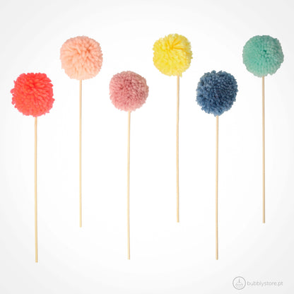 Topo de Bolo com pompons. Cada embalagem é composta por 6 palitos todos com cores diferentes.