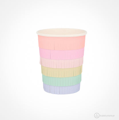 Copos com franjas da temática Arco-Íris, com a capacidade de 256ml.
Cada embalagem contém 8 unidades.